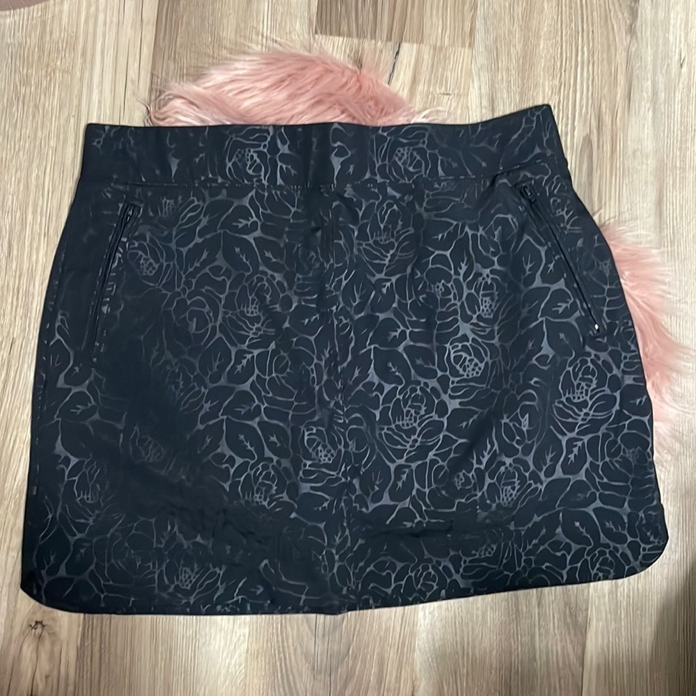 Orvis embossed stylish skirt size L floral black